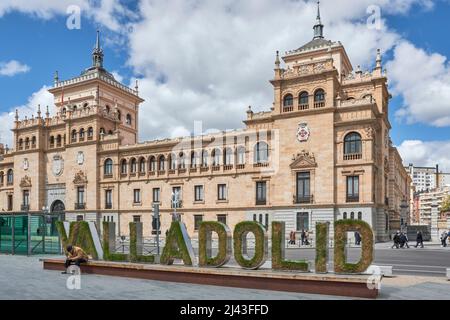 Nom de Valladolid sur la Plaza de Zorrilla avec la construction de l'Académie de Cavalry comme toile de fond, carte postale touristique de la ville, Castilla y Leon. Banque D'Images