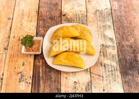 Ces empanadas colombiennes typiques ont comme particularité leur pâte faite avec de la farine de maïs jaune. Banque D'Images