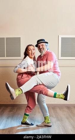 Un homme et une femme dansant Lindy Hop dans un studio de danse Banque D'Images