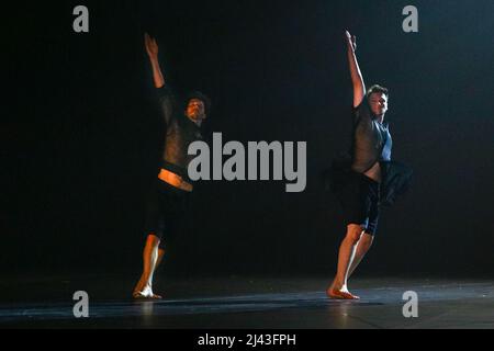 Londres, Royaume-Uni. 11th avril 2022. Sonata 3 et 4 de la performance. Mystère Sonatas/pour Rosa par Anne Teresa de Keersmaeker voit six danseurs se déplacer à travers les sonates de Heinrich Ignaz Franz Biber. La musique et la géométrie ont toujours été au centre des travaux d'Anne Teresa de Keersmaeker. Dans Mystery Sonatas/pour Rosa, ces intérêts se rassemblent par un symbole - la rose. Credit: Imagetraceur/Alamy Live News Banque D'Images