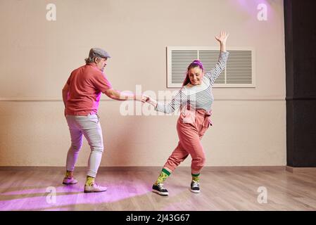 Un couple de danseurs de lindy Hop portant des chaussettes drôles Banque D'Images