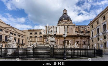 La fontaine prétorienne à Piazza Pretoria, Palerme, Sicile, Italie. Datant de 1500s, il est souvent appelé la place de la honte. Banque D'Images