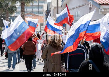 Larnaca, Chypre - 26 mars 2022: Foule de personnes avec des drapeaux de la Russie lors du rassemblement Pro-russe dans la région de Foinikoudes à Larnaca Banque D'Images