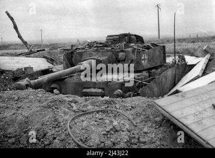 Les séquelles de la bataille A creusé - dans un char allemand qui a été renversé pendant le combat pour CAEN. Le canon de ce char commande la route Lebisey - Caen. Photo prise par un photographe de l'armée à la périphérie de CAEN le 13th juillet. 11 septembre 1944. (Photo par British Official Photograph);les séquelles de la bataille Un creusés - dans un char allemand qui a été renversé pendant le combat pour CAEN. Le canon de ce char commande la route Lebisey - Caen. Photo prise par un photographe de l'armée à la périphérie de CA Banque D'Images