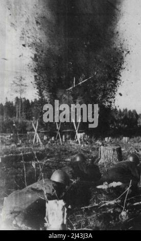 Sapeurs de l'Armée rouge opérant sur le front de Leningrad -- image de la radio du front de Leningrad montrant les sapeurs soviétiques faisant des passages pour les scouts de l'Armée rouge dans les enchevêtrements de fils barbelés ennemis. 23 août 1942. (Photo de l'URSS Photo officielle). Banque D'Images