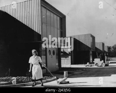 'Atomes' pour l'exportation -- les nouveaux laboratoires du Centre radiochimique, Amersham, se composent de quatre bâtiments distincts. Les structures en bois et en verre au-dessus des entrées abritent l'équipement de ventilation de chaque bâtiment. 07 avril 1954. (Photo de Sport & General Press Agency Limited). Banque D'Images