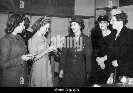 La princesse Elizabeth visite le Club des filles. La princesse Elizabeth discutant avec certaines des filles est Mme Stanley Bruce, épouse du Haut-Commissaire australien et Mme Walter Elliott Extreme right). Président de la N.A.C.G. qui est récemment revenu de visite en Australie. H. R. H. La princesse Elizabeth a visité les clubs élevés de la National Association of Girls, à la National Club House, pour faire un don des écoliers de Nouvelle-Galles du Sud, composé de couvertures, de layette et de manteaux de laine, etc., aux hôpitaux de la Reine Charlotte et de la Reine Elizabeth. 2 juillet 1945. (Photo de L.N.A.). Banque D'Images