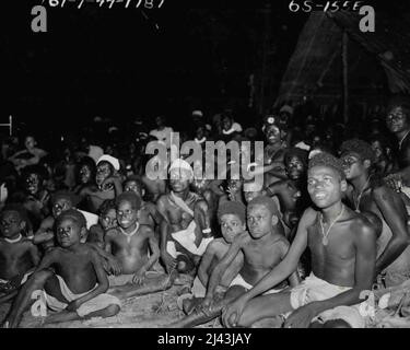 ***** les autochtones regardant leur premier film, qui était ***** et demandez-leur, comme on peut le voir de ***** dans leurs yeux. Le dessin animé animal a fait appel à ***** . 08 mai 1944. Banque D'Images