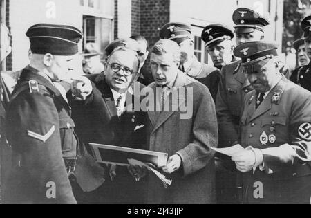 Le duc de Windsor voit l'usine automobile allemande -- duc de Windsor avec le directeur général Speck, au cours de sa visite. À droite, M. Ley, chef du secteur syndical. Le duc de Windsor, qui, accompagné de sa femme, est arrivé ici aujourd'hui, a visité les usines de machines à sous dans la banlieue de Marienfelde cet après-midi. Cette usine a été la première à être appelée « National socialiste Model Factory ». 12 octobre 1937. (Photo par photo de presse associée). Banque D'Images