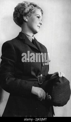 De nouvelles coiffure pour les filles du service national - Une fille dans l'uniforme de la Force aérienne auxiliaire des femmes, avec l'un des nouveaux styles de cheveux. De nouveaux styles de cheveux sont créés pour le bénéfice spécial des filles de Grande-Bretagne qui sont dans les Services nationaux - l'Armée de terre, l'Armée de l'Air, Service des incendies, etc., qui doivent porter des chapeaux d'étain ou des casquettes qui pourraient ruiner un coiffurt ordinaire. 15 octobre 1939. (Photo de Keystone). Banque D'Images