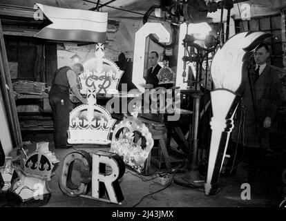 ***** Des couronnes, boucliers, monogrammes et autres éléments de décoration éclairés électriquement sont fabriqués à Londres pour les célébrations du Couronnement. Voici certains d'entre eux testés dans une usine de Londres. 30 janvier 1937. (Photo de l'Associated Press Ltd.). Banque D'Images