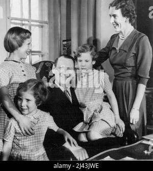 La famille royale du Danemark : roi et reine pour les Britanniques. Visite d'état. Une image informelle et heureuse du roi Frédéric du Danemark, la reine Ingrid, et de leurs trois filles Princesses Margrethe (née en avril 16th 1940), Benedikte, (avril 29th. 1944) et Anna-Marie (août 30th. 1946). Le roi, fils du défunt roi Christian K, est né le 11th mars. 1899. Le 24th mai.1935 il épousa la princesse Ingrid de Suède, née le 28th mars. 1910, fille du roi Gustaf VI Adolf de Suède. Le roi et la reine viennent en Grande-Bretagne pour un état le 8th mai. - cinq jours après l'ouverture de lui fevstival de Banque D'Images