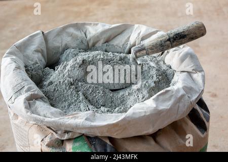 Poudre de ciment et truelle dans un emballage en sachet Banque D'Images