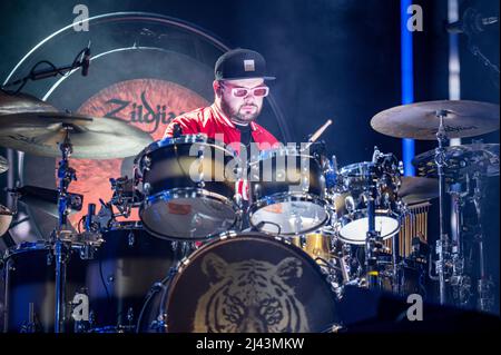 Manchester, Royaume-Uni. 11th avril 2022. Mike Kerr et Ben Thatcher, de Royal Blood, effectuent leur concert replanifié au Manchester AO Arena. 2022-04-11. Crédit : Gary Mather/Alay Live News Banque D'Images