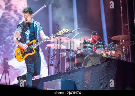 Manchester, Royaume-Uni. 11th avril 2022. Mike Kerr et Ben Thatcher, de Royal Blood, effectuent leur concert replanifié au Manchester AO Arena. 2022-04-11. Crédit : Gary Mather/Alay Live News Banque D'Images