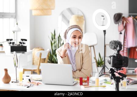 Un blogueur de beauté musulman enregistre une vidéo dans un dressing Banque D'Images