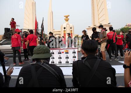 Bangkok, Thaïlande. 10th avril 2022. Zone du monument de la démocratie, avenue Ratchadamnoen, groupe anti-gouvernement de Bangkok se appelant ''Thalugaz'', a organisé une simulation funèbre avec des photos du Premier ministre général Prayut Chan-o-cha et commémorent le 12th anniversaire de la violente répression des manifestants de chemises rouges par le gouvernement à cette époque. (Credit image: © Teera Noisakran/Pacific Press via ZUMA Press Wire) Banque D'Images