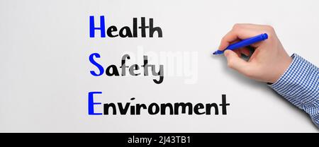 Acronyme HSE ou Health Safety Environment. La personne écrit le texte avec un marqueur Banque D'Images