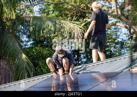 Les installateurs de PV solaire ajustent les panneaux solaires REC noir alpha sur le toit d'une propriété de Sydney,NSW,Australie Banque D'Images