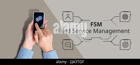 Acronyme FSM ou Field Service Management. La personne travaille dans un smartphone Banque D'Images