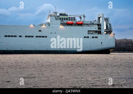 Staten Island, NY - Etats-Unis - 10 avril 2022 : gros plan paysage vue tôt le matin de l'USNS Soderman (T-AKR-317), un grand rouleau à vitesse moyenne Banque D'Images