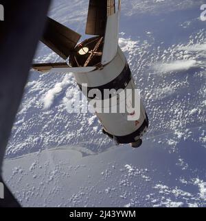 Stade de fusée Apollo 7 S-IVB en orbite terrestre le 11 octobre 1968. Cape Canaveral et Merritt Island, Floride, sont visibles au-delà du côté gauche de l'extrémité inférieure de la S-IVB. Banque D'Images