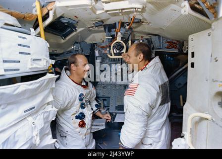 Les astronautes Charles Conrad (à gauche), commandant; et Alan Bean, pilote du module lunaire, dans le simulateur de mission du module lunaire Apollo lors de l'entraînement en simulateur au Centre spatial Kennedy (KSC). Banque D'Images