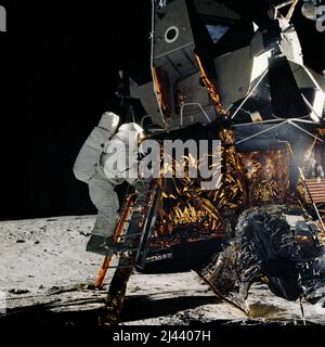L'astronaute Alan Bean, pilote de module lunaire pour la mission Apollo 12, descendant l'échelle du module lunaire pour rejoindre le commandant de mission de l'astronaute Charles Conrad, sur la surface lunaire. Banque D'Images