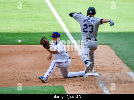 11 avril 2022 : le premier baseman des Texas Rangers, Nathaniel Loe #30, tombe à un genou pour faire une prise alors que l'hitter des Colorado Rockies, Kris Bryant #23, est lancé lors d'un match MLB du jour d'ouverture entre les Colorado Rockies et les Texas Rangers au Globe Life Field d'Arlington, TX Colorado défait le Texas 6-4 Albert Pena/CSM Banque D'Images