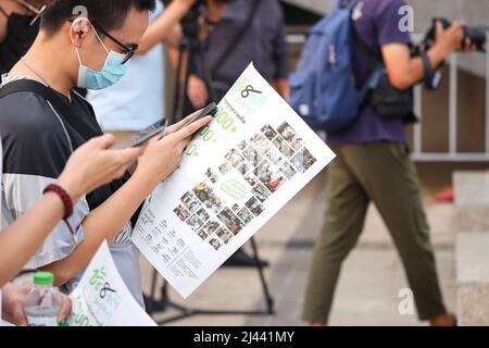 Bangkok, Thaïlande. 8th avril 2022. Le candidat gubernat de Bangkok Chatchart Sitthiphan, numéro 8, a fait campagne au pont Rama VIII du côté de Thonburi, il a le surnom que le peuple lui a donné. L'homme le plus fort au monde, qui aura une élection le 22 mai 2022, après que le précédent gouverneur a été nommé par la junte militaire après les dernières élections, a été il y a 9 ans en 2013 pour 9 ans. (Credit image: © Edirach Toumlamoon/Pacific Press via ZUMA Press Wire) Banque D'Images