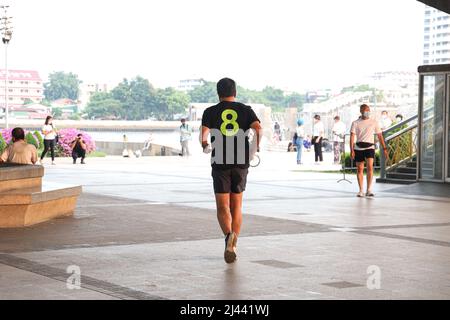 Bangkok, Thaïlande. 8th avril 2022. Le candidat gubernat de Bangkok Chatchart Sitthiphan, numéro 8, a fait campagne au pont Rama VIII du côté de Thonburi, il a le surnom que le peuple lui a donné. L'homme le plus fort au monde, qui aura une élection le 22 mai 2022, après que le précédent gouverneur a été nommé par la junte militaire après les dernières élections, a été il y a 9 ans en 2013 pour 9 ans. (Credit image: © Edirach Toumlamoon/Pacific Press via ZUMA Press Wire) Banque D'Images