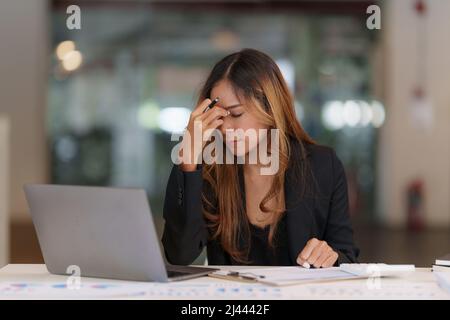 Femme d'affaires asiatique s'inquiète du plan de marketing de ces années. Concept comptable. Banque D'Images