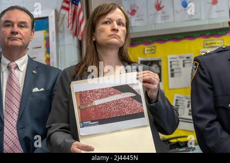 New York, États-Unis. 11th avril 2022. Le chef adjoint Julie Morrill Commandant du Bureau de détective Queens North affiche une photo d'une machette récupérée à l'endroit d'une police impliquée dans des tirs dans le quartier d'Astoria à New York. Selon le NYPD, un officier du quartier de 114th a tiré sur un homme armé d'une machette et a blessé lundi matin tout en répondant à un conflit domestique avec une « personne émotionnellement perturbée armée d'une arme ». Crédit : SOPA Images Limited/Alamy Live News Banque D'Images