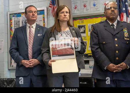 New York, États-Unis. 11th avril 2022. Le chef adjoint Julie Morrill Commandant du Bureau de détective Queens North affiche une photo d'une machette récupérée à l'endroit d'une police impliquée dans des tirs dans le quartier d'Astoria à New York. Selon le NYPD, un officier du quartier de 114th a tiré sur un homme armé d'une machette et a blessé lundi matin tout en répondant à un conflit domestique avec une « personne émotionnellement perturbée armée d'une arme ». Crédit : SOPA Images Limited/Alamy Live News Banque D'Images