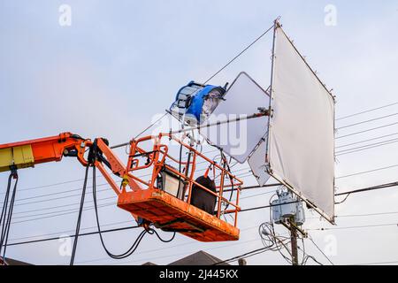 Des lampes HMI avec diffuseurs fixés sont montés sur un ascenseur pour un tournage de film en extérieur à la Nouvelle-Orléans, LA, Etats-Unis Banque D'Images