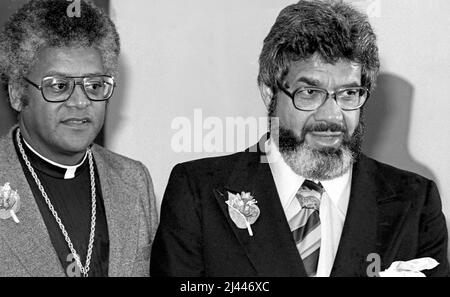 Le révérend James Lawson et Mark Lane au Brushy Mtn. Pénitencier où James Earl Ray était détenu. Ils croyaient que James Earl Ray n'agissait pas seul dans l'assassinat de Martin Luther King. Knoxville, TN, octobre 1978 Banque D'Images