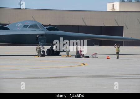 Les membres de l'escadron de maintenance des aéronefs de l'Escadre Bomb 509th aident à positionner un bombardier furtif B-2 Spirit avant un ravitaillement à ciel ouvert pendant l'exercice Agile Tiger sur la base aérienne de Whiteman, Missouri, le 4 avril 2022. L'exercice Agile Tiger était un exercice de formation à l'interopérabilité dirigé par 509th personnes qui combinait et affinait les compétences des forces militaires américaines de service actif, de garde et de réserve pour assurer la préparation au combat. (É.-U. Photo de la Garde nationale aérienne par Airman 1st classe Kelly C. Ferguson) Banque D'Images