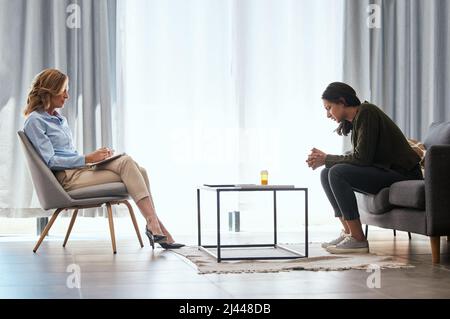 C'est incroyablement libérateur de passer une heure à parler à quelqu'un. Prise de vue d'une jeune femme ayant une séance thérapeutique avec un psychologue. Banque D'Images