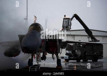 Un aigle F-15 du 123rd Escadron de chasseurs de la Garde nationale aérienne de l'Oregon subit un dégivrage en préparation à une sortie matinale dans une matinée exceptionnellement enneigée d'avril à la base de la Garde nationale aérienne de Portland, Oregon, le 11 avril 2022. (É.-U. Photo de la Garde nationale aérienne par le Sgt. Steph Sawyer) Banque D'Images