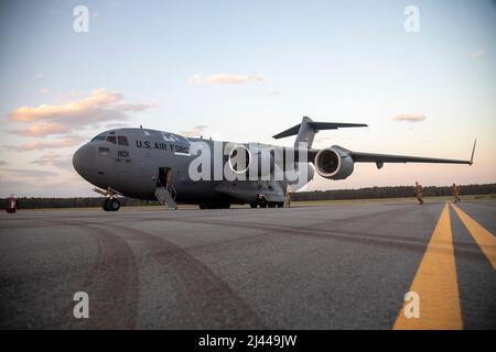 Les soldats affectés à Echo Company, 3rd Aviation Regiment, 3rd combat Aviation Brigade, 3rd Infantry Division, se préparent à monter à bord d'un C-17 Globemaster III à l'aéroport régional de Midcoast, fort Stewart (Géorgie), le 8 avril 2022. Les soldats se sont déployés à fort Huachuca, en Arizona, pour appuyer les efforts de sécurité des douanes et de la protection des frontières des États-Unis au cours des deux prochains mois. (É.-U. Photo de l'armée par le Sgt. Savannah Roy, 3rd Brigade de l'aviation de combat, 3rd Division d'infanterie) Banque D'Images