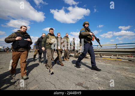 BUCHA, UKRAINE - le 04 avril 2022 - le président de l'Ukraine, Volodymyr Zelenskyy, a visité la ville de Bucha, dans la région de Kiev, où des meurtres de civils ont été commis en masse Banque D'Images