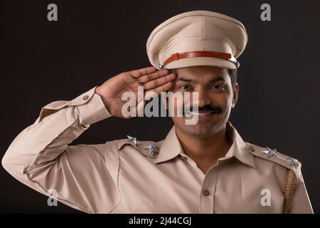 Portrait en gros plan d'un policier indien saluant Banque D'Images