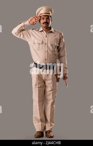 Portrait d'un policier indien saluting Banque D'Images