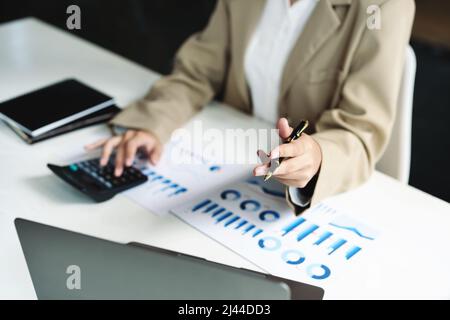 Analyse des données, feuille de route, marketing, comptabilité, audit. Femme d'affaires asiatique tenant un stylo et utilisant un ordinateur pour la visioconférence, la présentation Banque D'Images