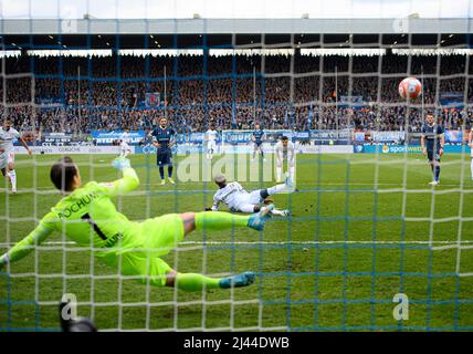 Pénalité de Moussa DIABY (LEV), il glisse et le but ne compte pas en raison de la double touche, contre goalwart Manuel RIEMANN (BO), action, football 1st Bundesliga, 29th match day, VfL Bochum (BO) - Bayer 04 Leverkusen ( LEV) 0: 0, le 10th mars 2022 à Bochum/Allemagne. #DFL les règlements interdisent toute utilisation de photographies comme séquences d'images et/ou quasi-vidéo # Â Banque D'Images