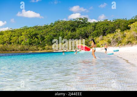 Les touristes apprécient les eaux cristallines du lac McKenzie, sur l'île Fraser, dans le Queensland, en Australie Banque D'Images