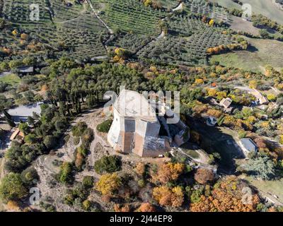 Château fortifié médiéval sur une colline et vue sur les collines en Toscane, Italie en automne Banque D'Images