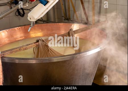 Procédé traditionnel de fabrication à partir de roues de lait de vache de parmesan parmigiano-reggiano sur une petite ferme de fromage à Parme, Reggio-Emilia, Italie Banque D'Images