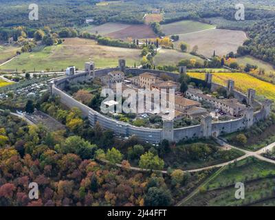 Vue sur Eyriel sur la ville médiévale de la forteresse ronde sur la colline Monteriggione en Toscane, Italie Banque D'Images