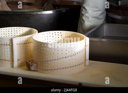 Procédé traditionnel de fabrication à partir de roues de lait de vache de parmesan parmigiano-reggiano sur une petite ferme de fromage à Parme, Reggio-Emilia, Italie Banque D'Images